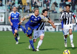 SIENA, ITALY - MARCH 07:  Cristiano Del Grosso of AC Siena competes for the ball with Jonathan Biabiany of Parma FC during the Serie A match between AC Siena and Parma FC at Stadio Artemio Franchi on March 7, 2010 in Siena, Italy.  (Photo by Claudio Villa/Getty Images)