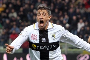 epa02459136 Argentinian forward of Parma Hernan Crespo jubilates after scoring during Serie A soccer match Parma vs Lazio at 'Tardini' stadium in Parma, Italy, 21 November 2010.  EPA/GIORGIO BENVENUTI  ANSA