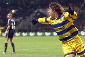 Parma's forward Hernan Jorge Crespo (R) jubilates after scoring the 1st goal as Olympique de Marseille's goalkeeper looks on 12 May 1999 at Luzhniki Stadium in Moscow during the 28th UEFA soccer Cup final between Olympique de Marseille and Parma AC. (ELECTRONIC IMAGE)