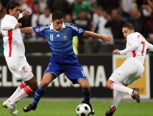 Foot : France-Tunisie - Match amical - Stade de France - 14.10.2008 - Ben Arfa entre Darragi et Ben Saada