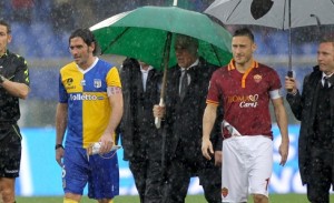 ROME, ITALY - FEBRUARY 02:  The referee Andrea De Marco (L) with Alessandro Lucarelli (C) of Parma FC and Francesco Totti of AS Roma check the field condition during the Serie A match between AS Roma and Parma FC at Stadio Olimpico on February 2, 2014 in Rome, Italy.  (Photo by Paolo Bruno/Getty Images)
